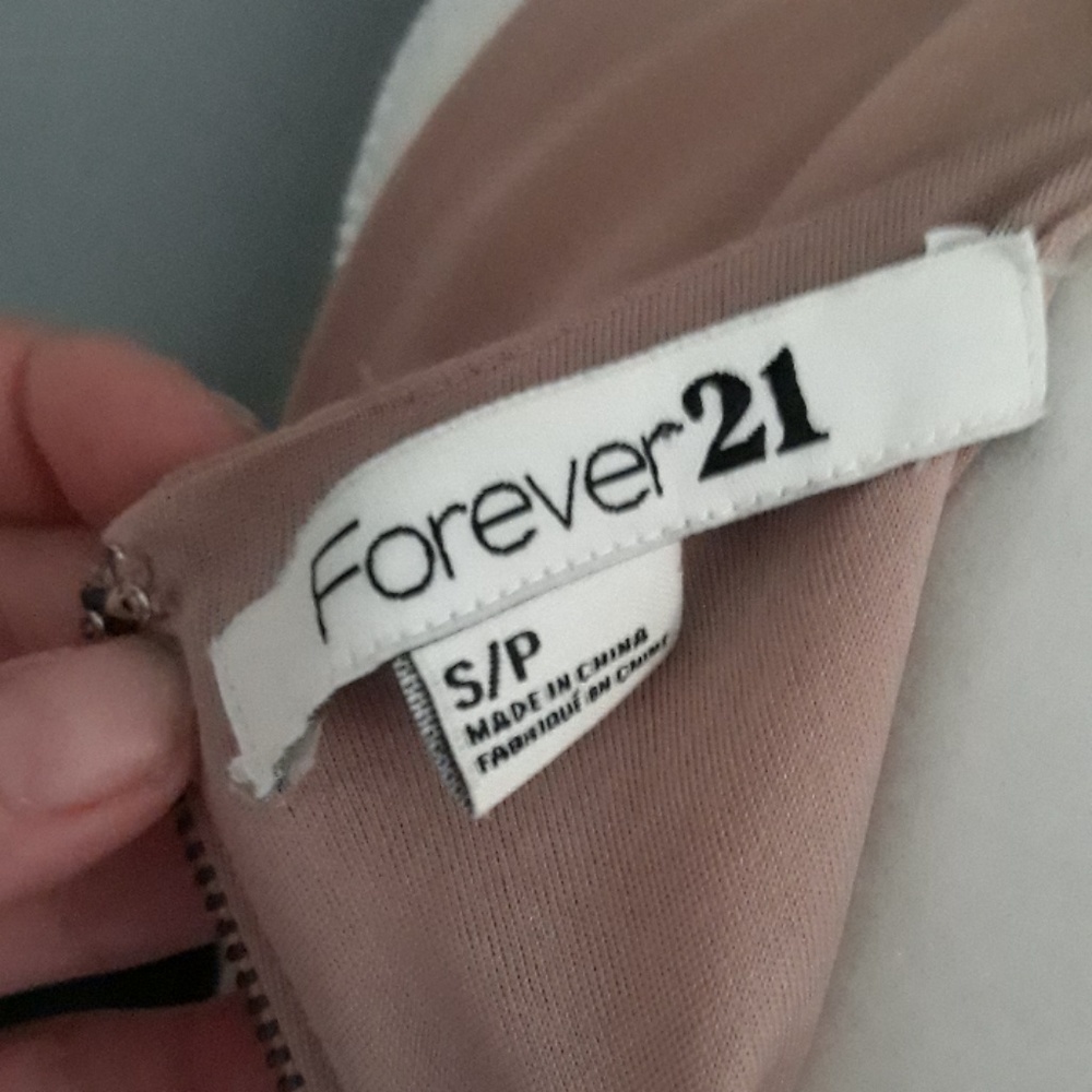 Forever 21 dress petite with neck ruffles - Picture 6 of 6